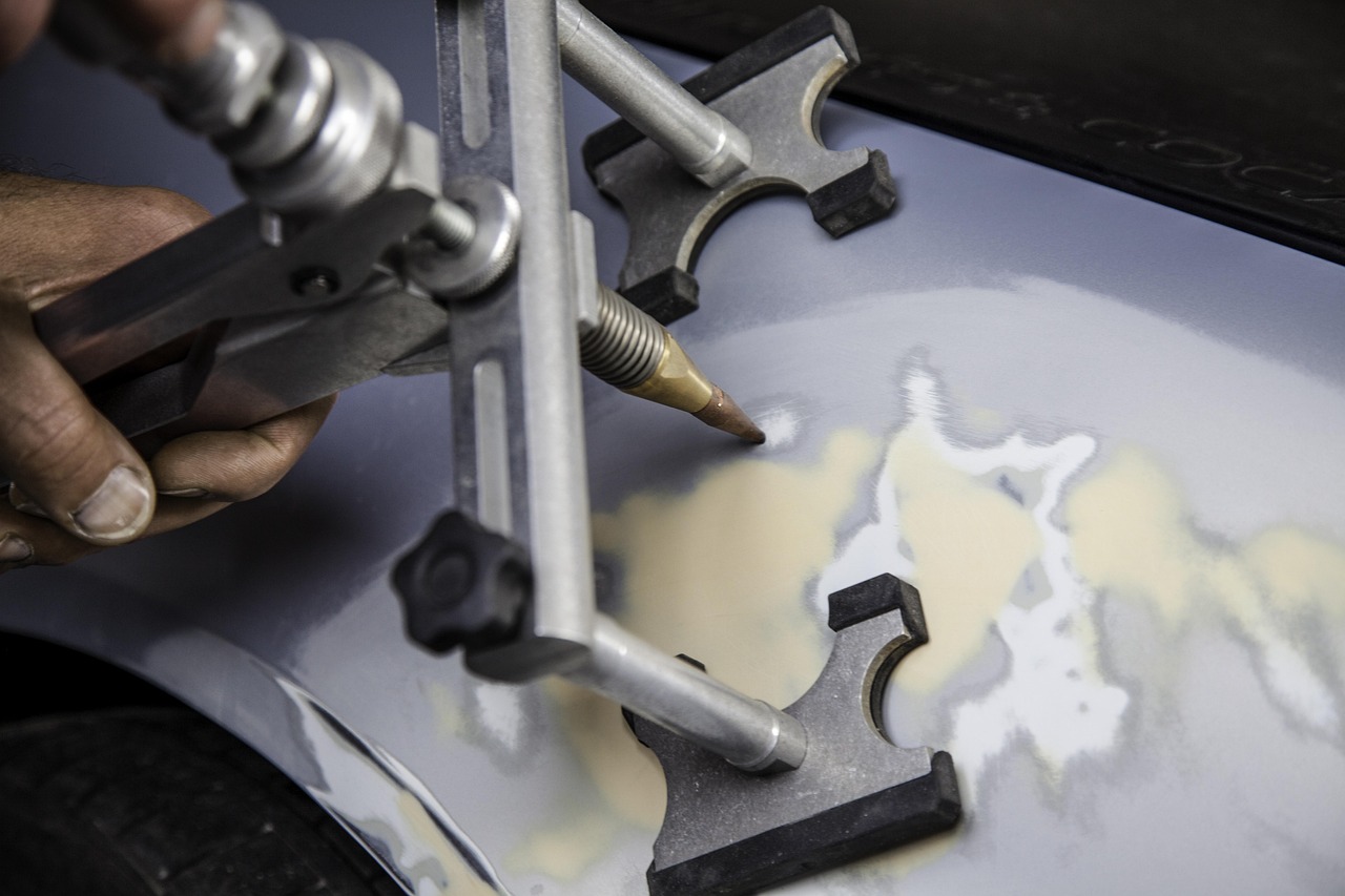 Redressage d une tôle de carrosserie à l atelier