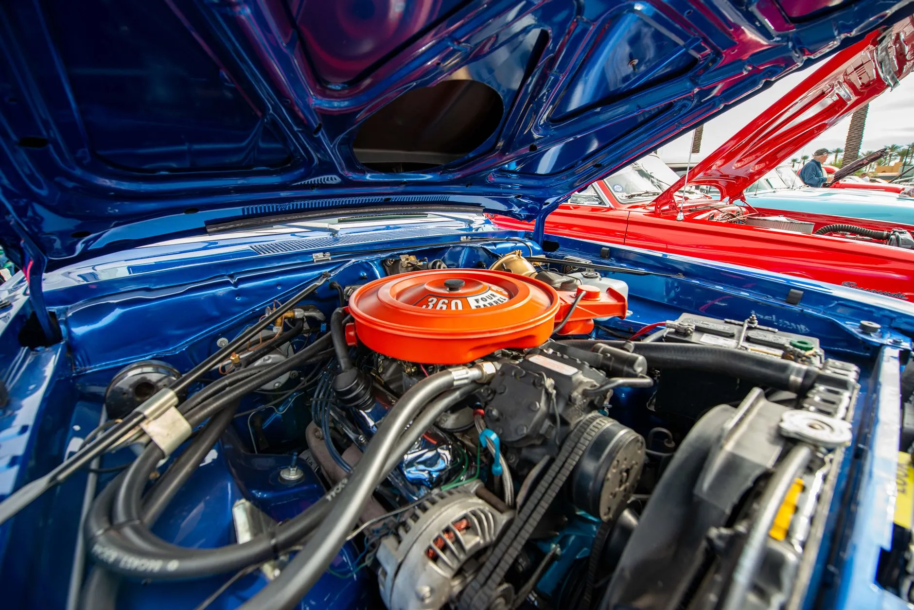 Compartiment moteur d'une ancienne après conversion du circuit électrique en 12 V