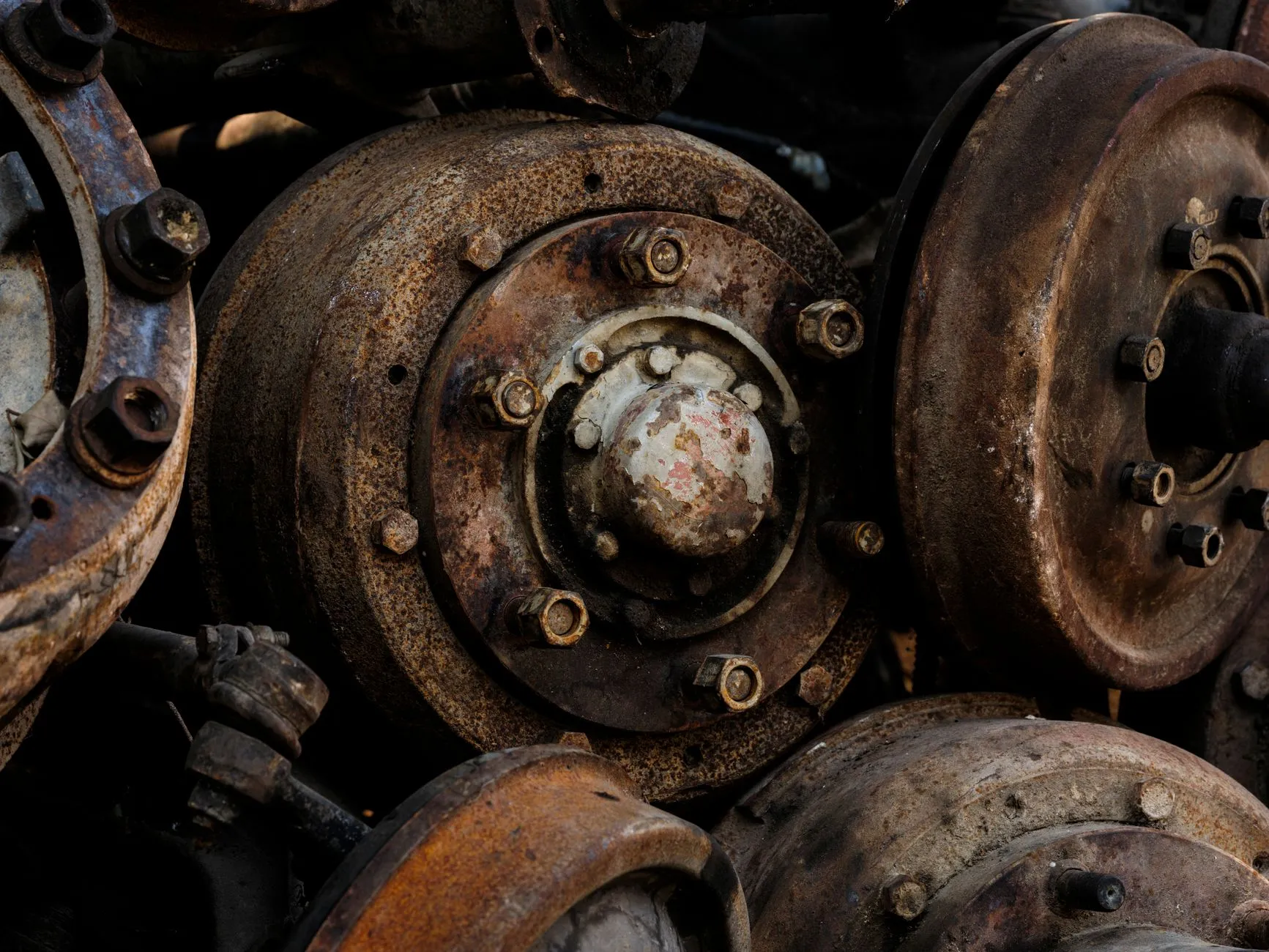 Réglage des segments de frein à tambour sur un essieu arrière de voiture ancienne