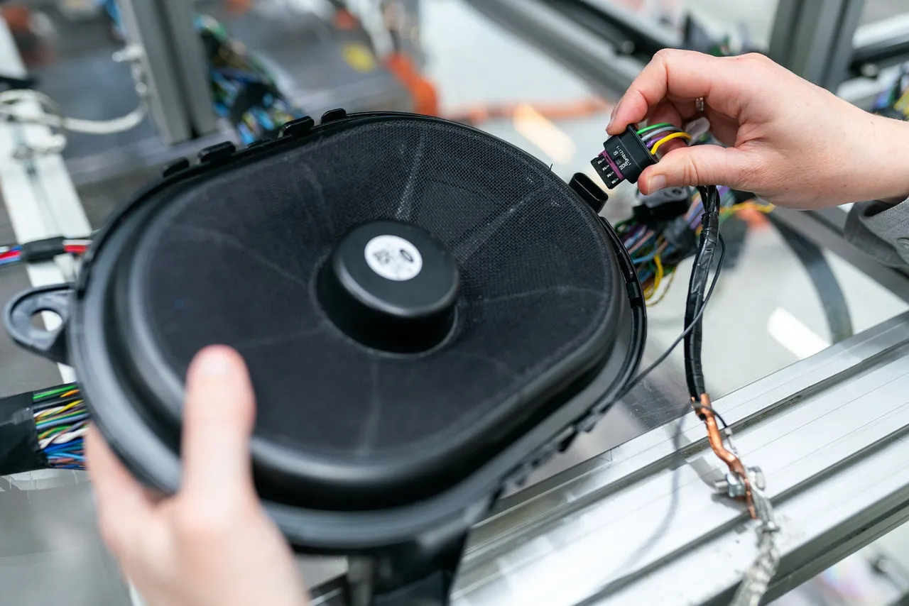 Faisceau électrique d'une voiture ancienne déployé sur un établi d'atelier avant remplacement