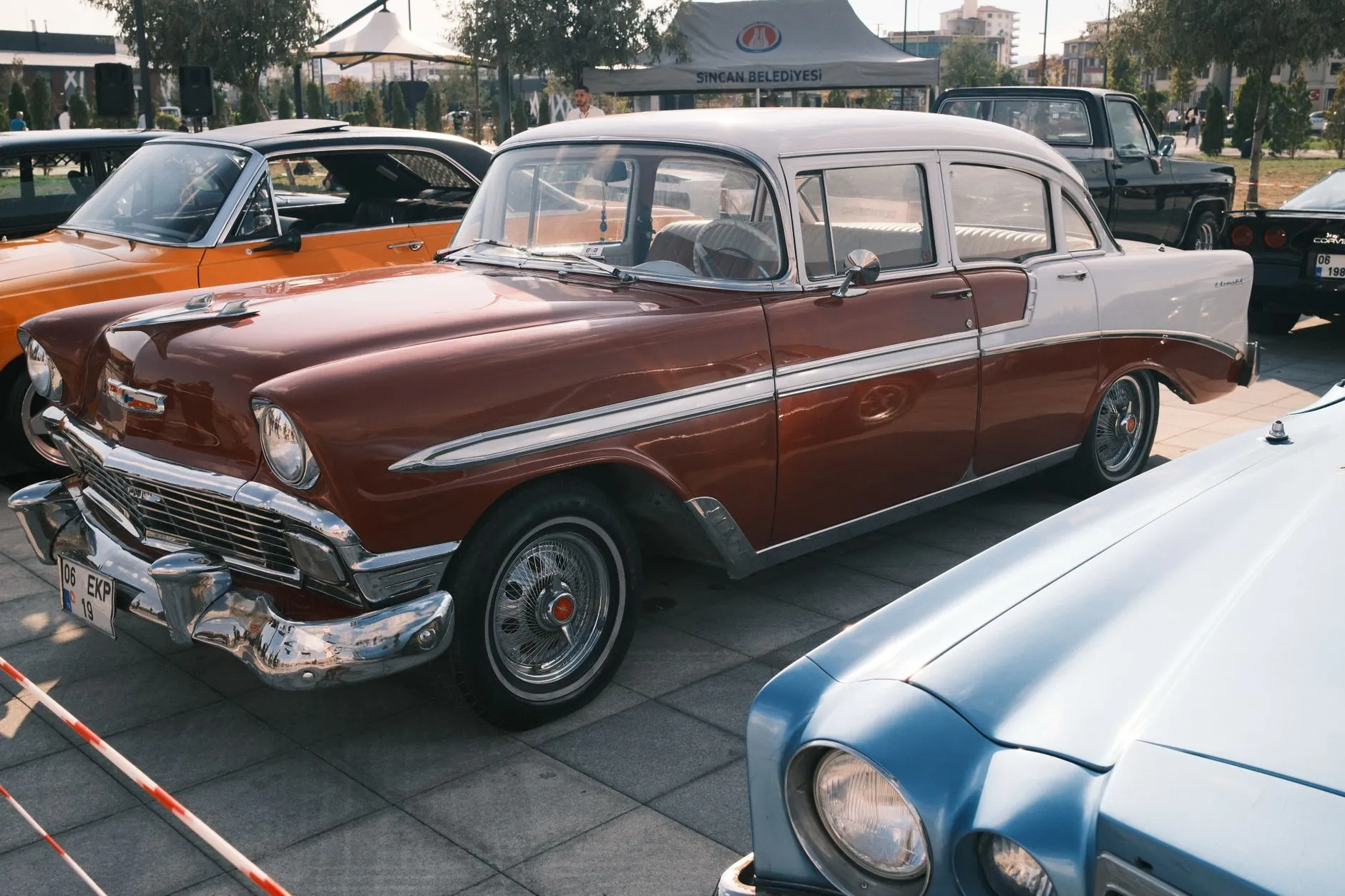 Réglage de la vis de richesse sur un carburateur Solex monté sur bloc moteur de voiture ancienne